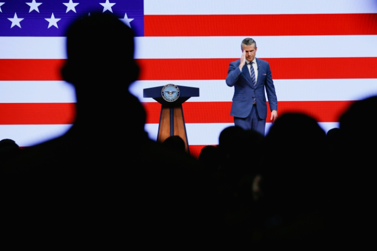 Le ministre américain de la Défense Pete Hegseth donne un discours, le 30 septembre 2026 à Quantico aux Etats-Unis ( POOL / Evan Vucci )