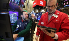 Les traders travaillent sur le parquet de la Bourse de New York