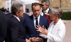 Sébastien Lecornu, Élisabeth Borne et Nicolas Sarkozy lors d'une cérémonie à Suresnes, France