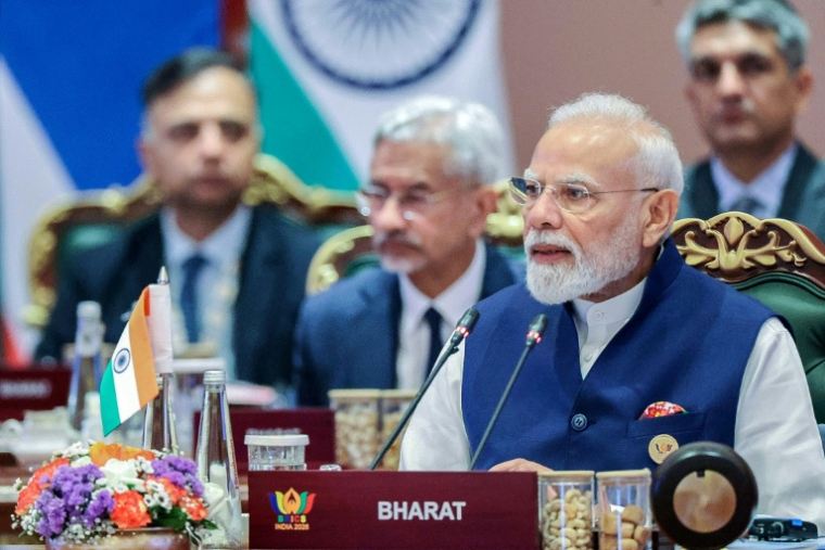 Photographie prise et diffusée le 13 septembre 2026 par le Bureau d'information de presse indien (PIB) montrant le Premier ministre indien Narendra Modi (C) en train de s'exprimer lors du sommet des Brics à New Delhi  ( Indian Press Information Bureau (PIB) / Handout )