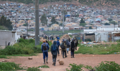 Des travailleurs, pour la plupart employés dans des fermes locales, rentrent chez eux à Nkqubela, un township et campement informel de la ville de Robertson (province du Cap-Occidental, Afrique du Sud), le 9 juillet 2026 ( AFP / RODGER BOSCH )