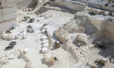 Des ouvriers taillent de gros blocs de calcaire, dans une carrière à Saïr, près d'Hébron, en Cisjordanie occupée par Israël, le 10 novembre 2025 ( AFP / JOHN WESSELS )
