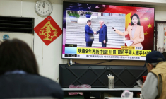 Une télévision diffuse un reportage dans un restaurant de Taipei, le 14 mai 2026, à Taïwan, montrant la rencontre entre le président américain Donald Trump et le président chinois Xi Jinping à Pékin ( AFP / I-Hwa Cheng )