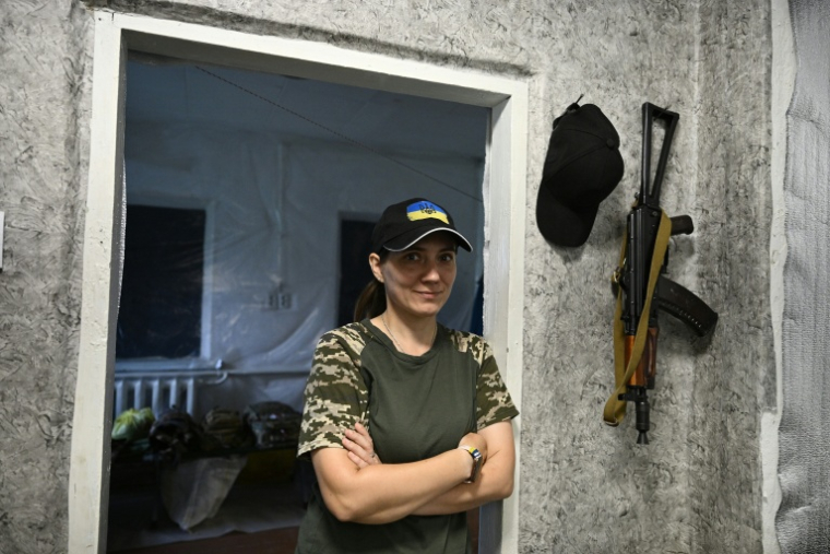 Oksana, militaire envisageant de quitter le pays en raison de discriminations, pose dans un lieu tenu secret, en Ukraine, le 7 juin 2026 ( AFP / Genya SAVILOV )