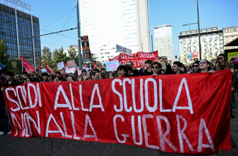 Une banderole "De l’argent pour l’école, pas pour la guerre" lors d'une manifestation à Milan, le 30 octobre 2026 en Italie ( AFP / Stefano Rellandini )