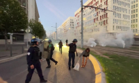 Manifestation à Marseille : images d'une jeune femme bousculée par des policiers