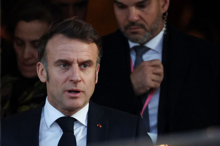 Le président français Emmanuel Macron réagit devant Lancaster House