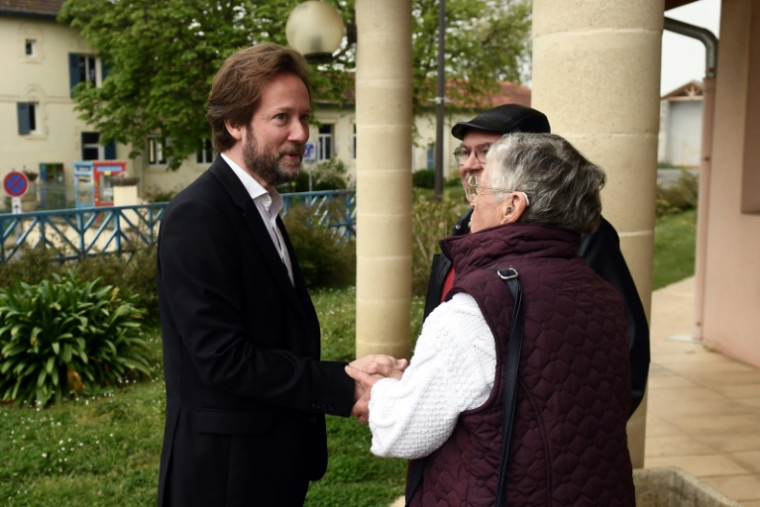 Le député Boris Vallaud rencontre des habitants avant un meeting pour lancer sa campagne au poste de Premier secrétaire du Parti socialiste (PS) à Montfort-en-Chalosse, le 6 avril 2025 dans les Landes ( AFP / Gaizka IROZ )