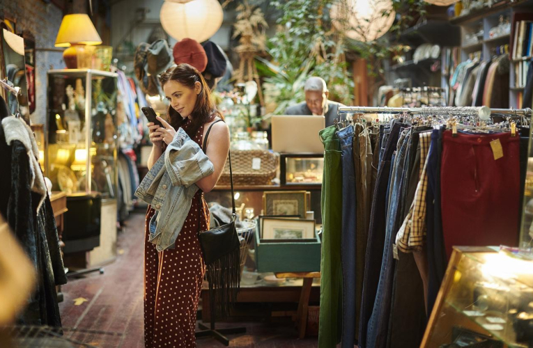 Comment consommer de manière écoresponsable pendant les soldes quand on aspire à faire de bonnes affaires? ( crédit photo : Getty Images )