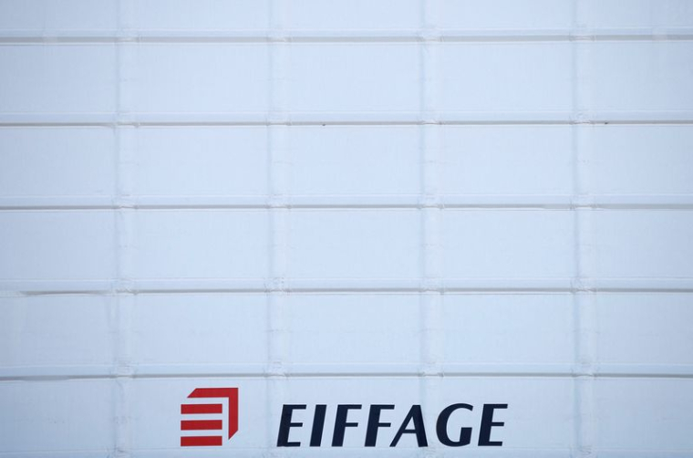 Le logo du groupe de construction français Eiffage sur le bâtiment de l'entreprise à Saint-Nazaire