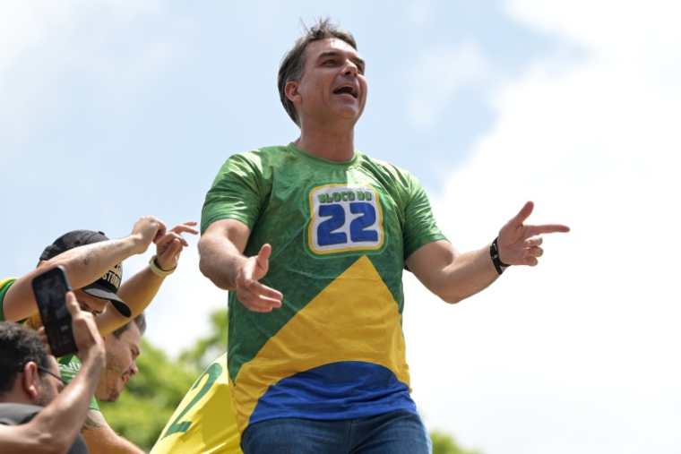 Le sénateur Flavio Bolsonaro participe à un rassemblement, le 24 octobre 2026 à Belo Horizonte au Brésil ( AFP / DOUGLAS MAGNO )