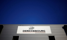 Un logo de Derichebourg Environnement est visible sur le bâtiment de l'entreprise à Nantes