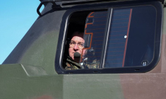 Le ministre allemand de la Défense Boris Pistorius dans un char Leopard près de Magdebourg, en Allemagne