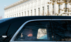 Le président américain Donald Trump à bord de son convoi en route pour  la Cour suprême des Etats-Unis, à Washington le 1er avril 2026 ( AFP / Kent Nishimura )