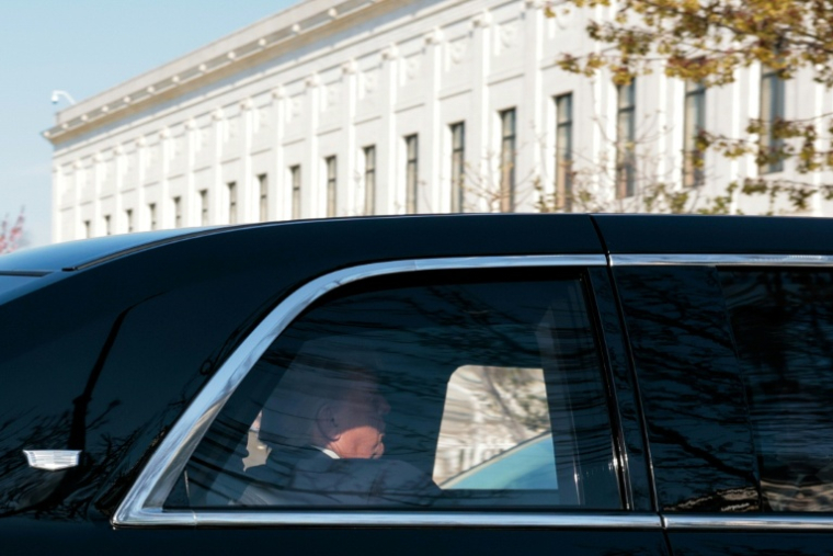 Le président américain Donald Trump à bord de son convoi en route pour  la Cour suprême des Etats-Unis, à Washington le 1er avril 2026 ( AFP / Kent Nishimura )