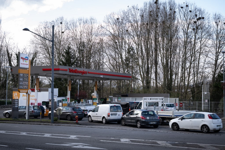 Les stations TotalEnergies sont prises d'assaut par les automobilistes en raison des prix plafonnés (illustration) ( AFP / SEBASTIEN BOZON )