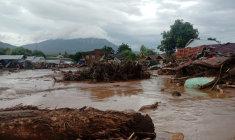 LES INONDATIONS EN INDONÉSIE FONT 55 MORTS, 40 PORTÉS DISPARUS