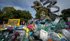 "Le fardeau du Penseur", une œuvre éphémère et évolutive, est installée devant le siège genevois des Nations unies pendant la durée des négociations sur la pollution plastique, par l'artiste et militant canadien Benjamin Von Wong, le 4 août 2025 ( AFP / Fabrice COFFRINI )