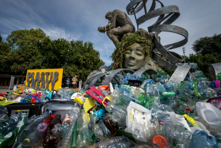 "Le fardeau du Penseur": une oeuvre éphémère et évolutive de l'artiste et activiste canadien Benjamin Von Wong, où une réplique de la statue de Rodin se retrouve engluée dans des déchets plastique, est installée depuis lundi 4 août devant le siège de l'Onu à Genève à l'occasion des négociations internationales destinées à réduire la pollution plastique qui commencent mardi 5 août 2025 ( AFP / Fabrice COFFRINI )