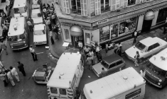 Des pompiers et des secouristes rue des Rosiers, à Paris, après que le restaurant traiteur franco-juif Jo Goldenberg a été attaqué par des hommes armés, le 9 août 1982 ( AFP / Jacques DEMARTHON )