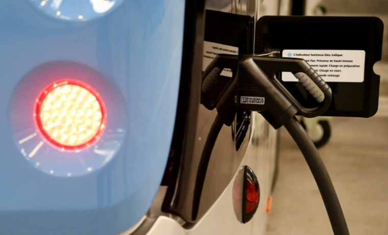 Un bus électrique Bluebus et sa prise dans l'usine Bolloré où ils sont fabriqués, le 12 octobre 2017 à Ergué-Gabéric, dans le Finistère  ( AFP / FRED TANNEAU )