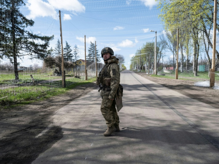 Photographie diffusée par le service de presse de la 93e Brigade mécanisée des forces terrestres ukrainiennes montrant un soldat marcher sous un filet antidrones, dans un lieu non précisé de la région de Donetsk, le 7 avril 2026 ( Press service of the 93rd Separa / IRYNA RYBAKOVA )