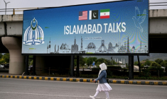 Un écran fait la promotion des pourparlers de paix entre les États-Unis et l'Iran à Islamabad, le 10 avril 2026 au Pakistan ( AFP / Farooq NAEEM )