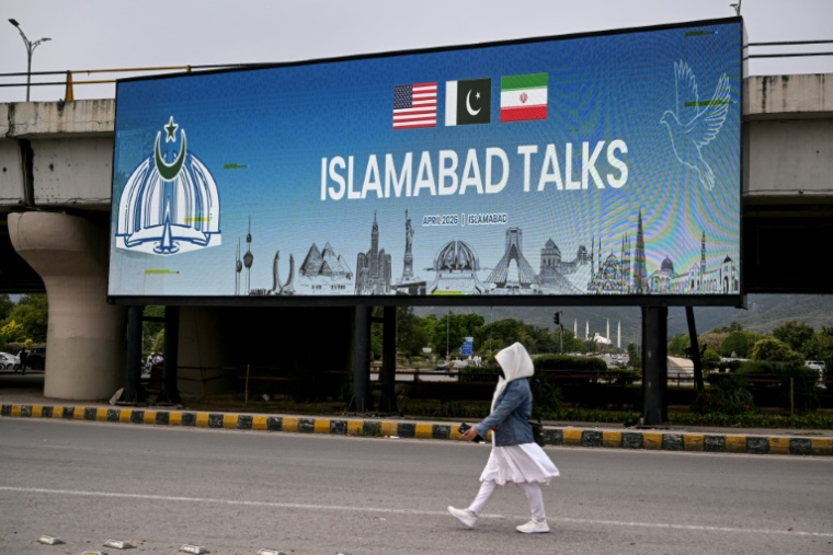 Un écran fait la promotion des pourparlers de paix entre les États-Unis et l'Iran à Islamabad, le 10 avril 2026 au Pakistan ( AFP / Farooq NAEEM )