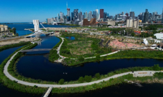Vue aérienne de la rivière Don, qui fait partie du projet de protection contre les inondations des terrains portuaires de Toronto. ( AFP / Cole BURSTON )