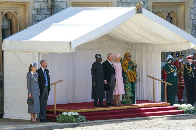Le roi Charles III et la reine Camilla d'Angleterre (C) se tiennent aux côtés du président nigérian Bola Tinubu (G) et de son épouse Oluremi Tinubu (D) le 18 mars 2026 à Windsor ( POOL / Chris Jackson )