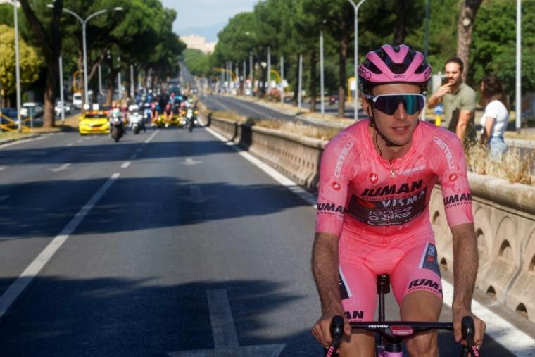 Le Britannique Simon Yates, vainqueur du Giro, le 1er juin 2025 à Rome ( AFP / Luca Bettini )
