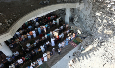 Prière du vendredi dans les ruines de la mosquée Albaani, à Khan Younès, dans le sud de la bande de Gaza, le 17 octobre 2025 ( AFP / Omar AL-QATTAA )