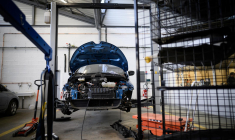 Cette photographie montre une voiture électrique, au e-garage Revolte spécialisé dans la réparation de voitures électriques, à Carquefou, dans l'ouest de la France, le 30 novembre 2022.  ( AFP / LOIC VENANCE )