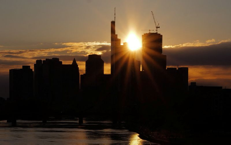 La ligne d'horizon du quartier des banques au coucher du soleil à Francfort