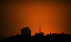 Lueur dans le ciel de Kiev, en Ukraine, où de puissantes explosions ont eu lieu, le 19 juillet 2026 ( AFP / Sergei SUPINSKY )