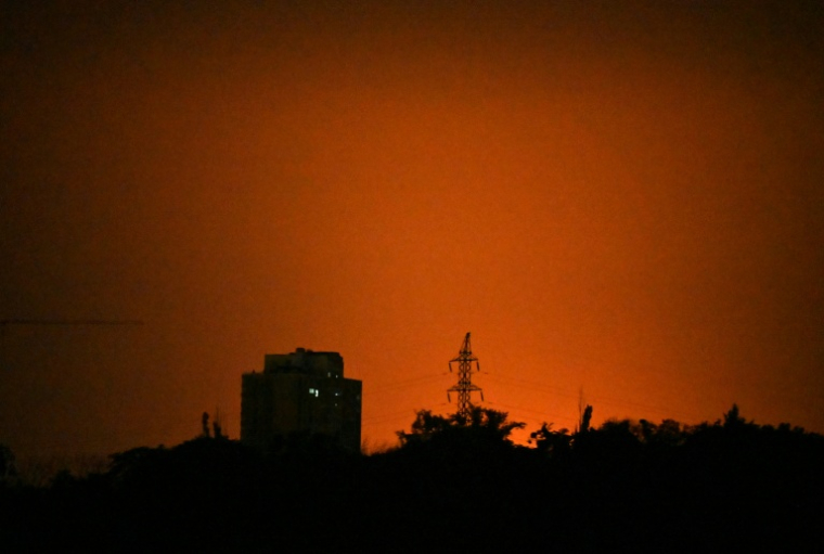 Lueur dans le ciel de Kiev, en Ukraine, où de puissantes explosions ont eu lieu, le 19 juillet 2026 ( AFP / Sergei SUPINSKY )