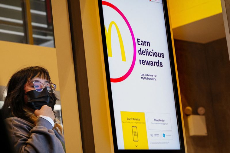 Une borne libre-service dans un restaurant McDonalds à New York