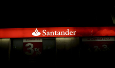 Sur cette photo d'archive, on voit le logo de Santander sur une agence située dans le centre de Madrid, en Espagne.
