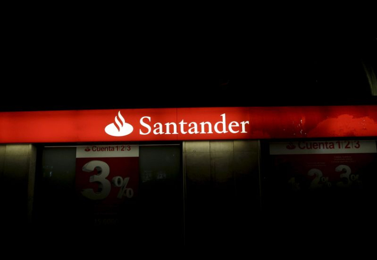Sur cette photo d'archive, on voit le logo de Santander sur une agence située dans le centre de Madrid, en Espagne.
