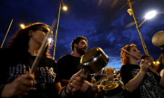 Des manifestants se rassemblent lors d'un concert de casseroles contre les expulsions et les loyers élevés, le 1er octobre 2026 à Madrid ( AFP / Oscar DEL POZO )