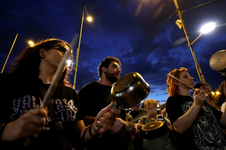Des manifestants se rassemblent lors d'un concert de casseroles contre les expulsions et les loyers élevés, le 1er octobre 2026 à Madrid ( AFP / Oscar DEL POZO )