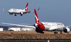 Deux avions de la compagnie aérienne australienne Qantas, le 4 septembre 2024 à Sydney ( AFP / DAVID GRAY )