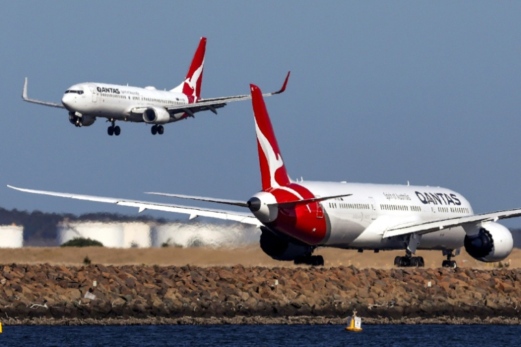 Deux avions de la compagnie aérienne australienne Qantas, le 4 septembre 2024 à Sydney ( AFP / DAVID GRAY )