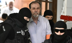 Des policiers escortent Juraj Cintula (c) jusqu'à la salle d'audience de Banska Bystrica, pour le début de son procès où il est accusé d'avoir tiré sur le Premier ministre slovaque Robert Fico en  mai 2024, le 8 juillet 2025 en Slovaquie ( AFP / Joe Klamar )