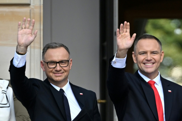 Le nouveau président polonais Karol Nawrocki (d) et son prédécesseur Andrzej Duda lors d'une cérémonie d'investiture officielle au palais présidentiel le 6 août 2025 à Varsovie ( AFP / Sergei GAPON )
