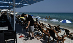 Le tourisme en Grèce, malgré un record de plus de 36 millions d'arrivées en 2024, souffre crument d'un manque de personnel ( AFP / Sakis Mitrolidis )