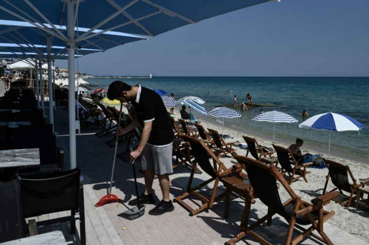 Le tourisme en Grèce, malgré un record de plus de 36 millions d'arrivées en 2024, souffre crument d'un manque de personnel ( AFP / Sakis Mitrolidis )