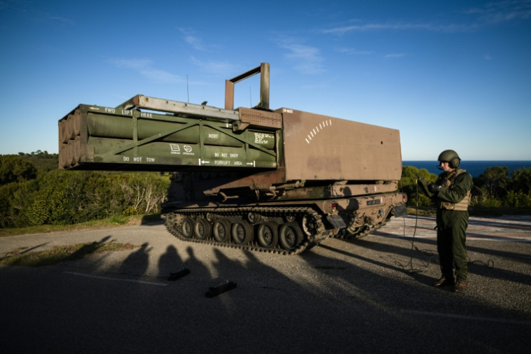 Un soldat près d'un lance-roquettes unitaire (LRU) lors de l'exercice "Toll 25" visant à améliorer l'appui-feu dédié aux opérations de pénétration en profondeur, sur le site de tir de l'Île du Levant de la DGA, le 25 novembre 2025 sur la Côte d'Azur ( AFP / CLEMENT MAHOUDEAU )