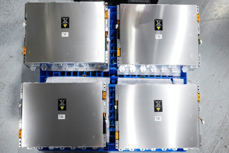 Des modules de batteries électriques chez le fabriquant AESC à Lambres-lez-Douai, dans le Nord, le 13 novembre 2025 ( AFP / Sameer Al-DOUMY )