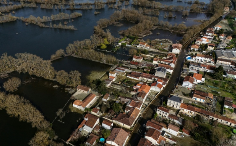 Vue aérienne d'un quartier de Saintes partiellement inondé par la crue de la Charente, le 2 mars 2026 ( AFP / Christophe ARCHAMBAULT )